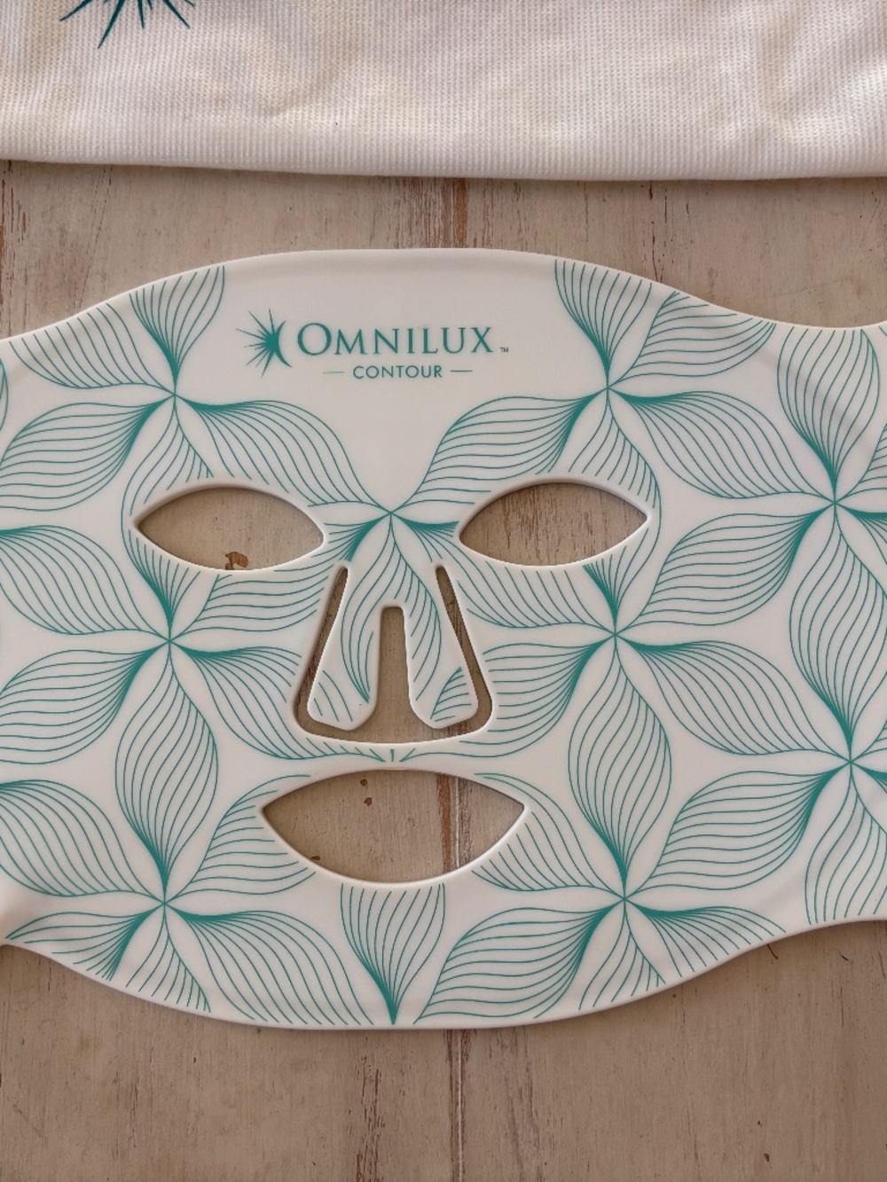 Omnilux Contour Medical-Grade LED Light Therapy Mask - Picture 11 of 13